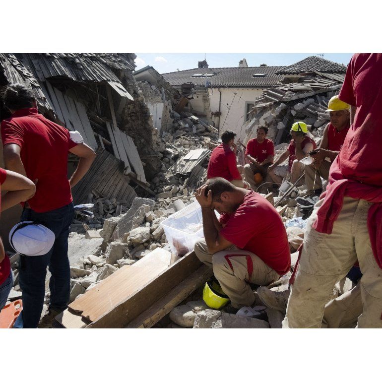 Italia: rescatan a nena tras estar 16 horas bajo los escombros
