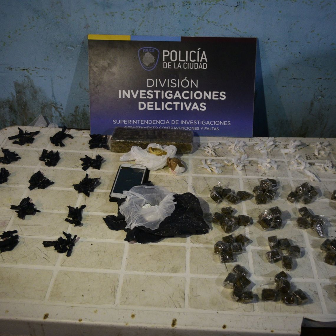 Flores: detienen a mujeres dominicanas por vender cocaína.