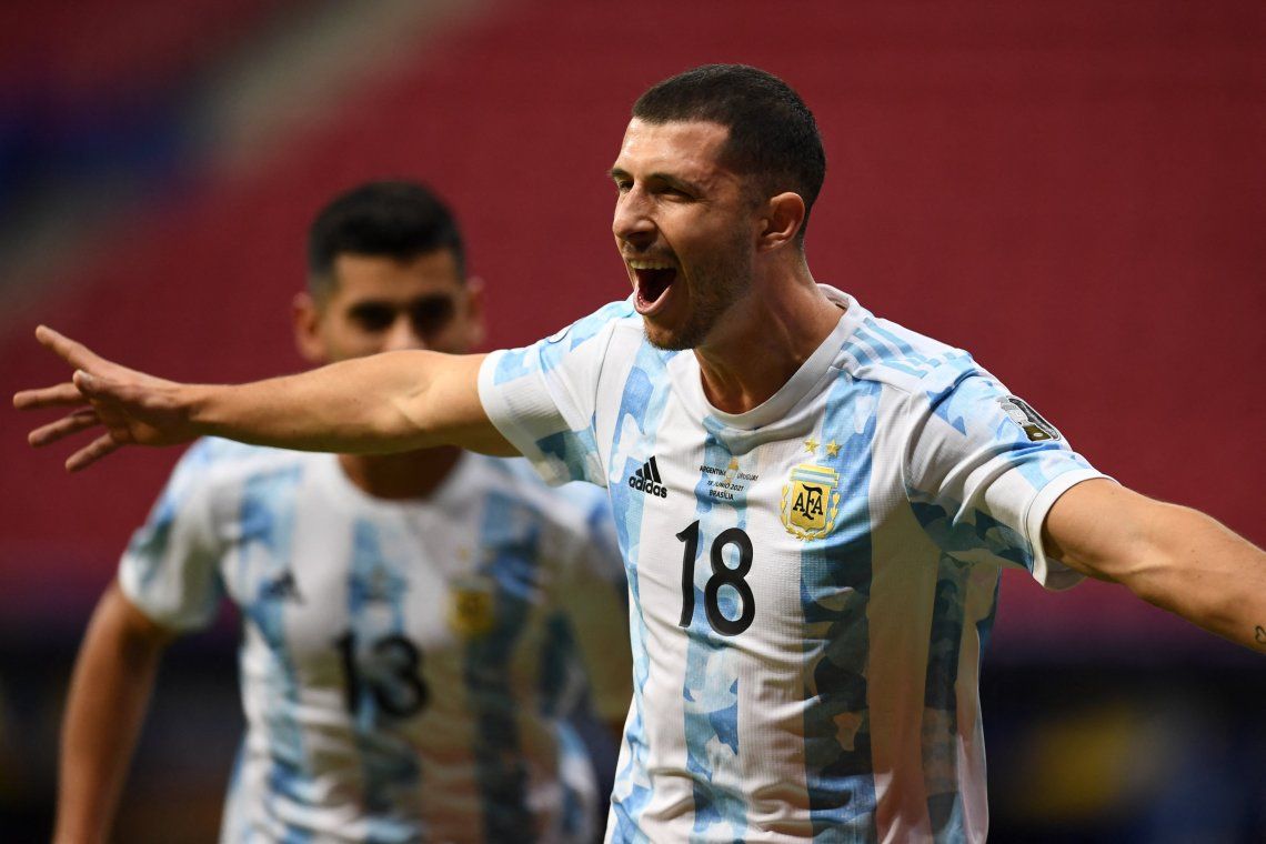 Argentina derrotó a Uruguay por 1-0 y es líder con Chile