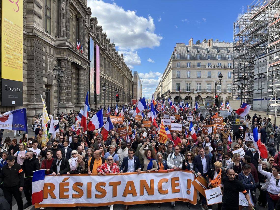 París: Piden la renuncia de Emmanuel Macron y la salida de la OTAN