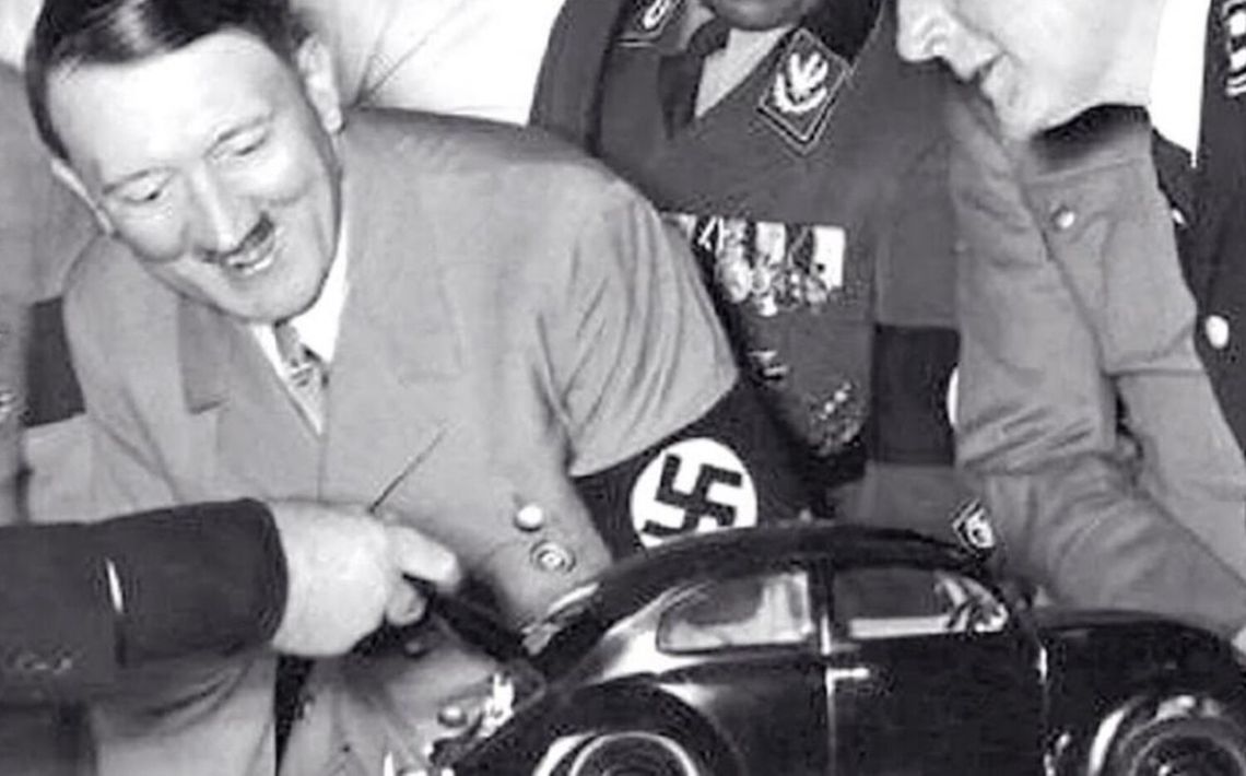 (1933) Adolf Hitler frente al primer modelo de Escarabajo creado por Ferdinand Porsche