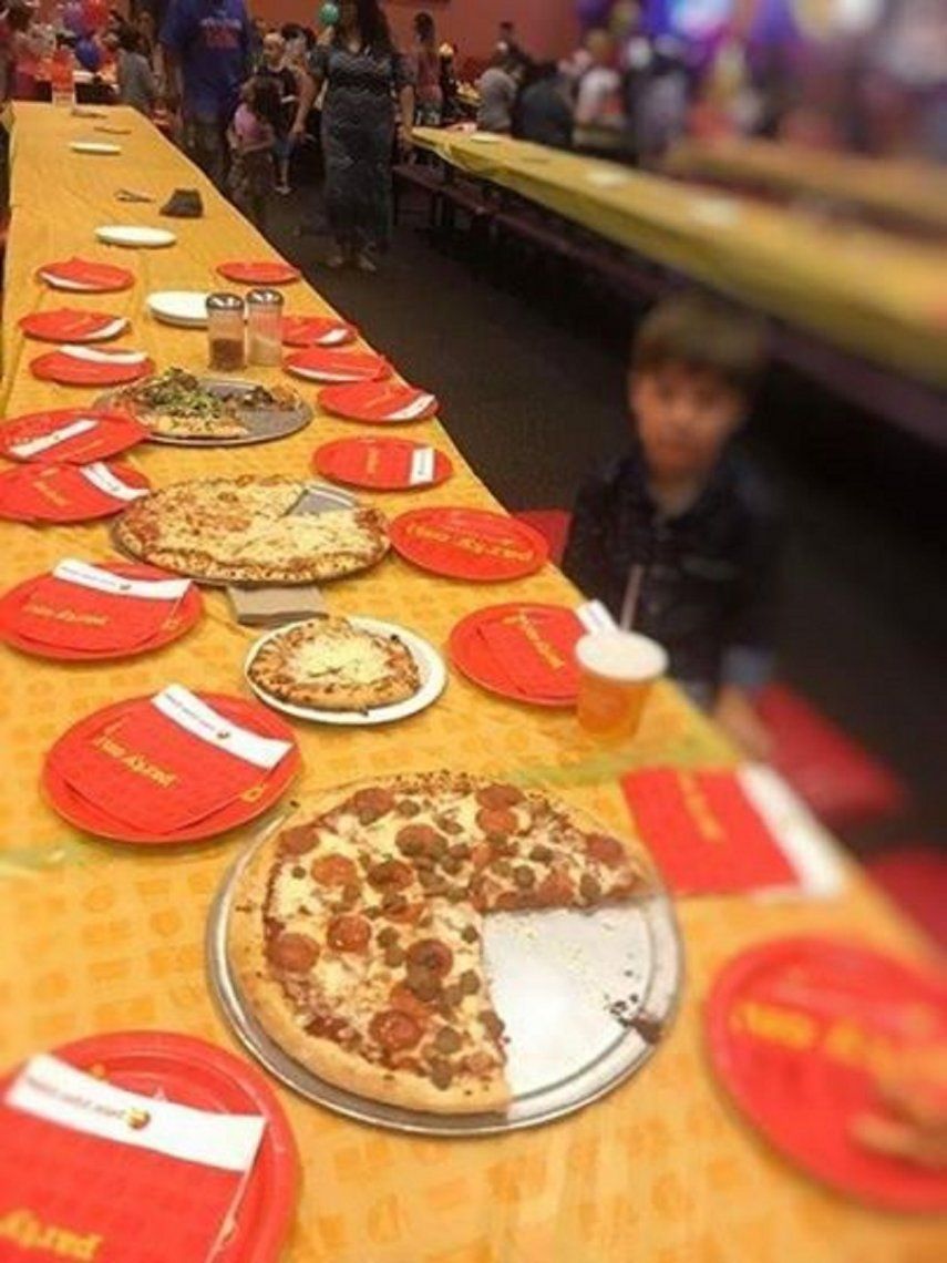 Tiene 6 años, hizo un pizza-party por su cumple... pero no fue nadie: su historia se volvió viral
