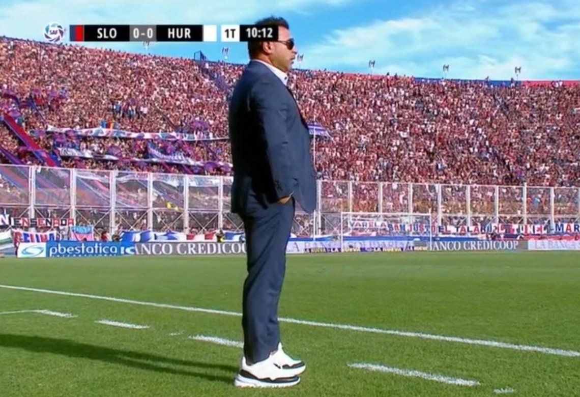 Traje con zapatillas y good show: el peculiar look del Turco Mohamed en su vuelta