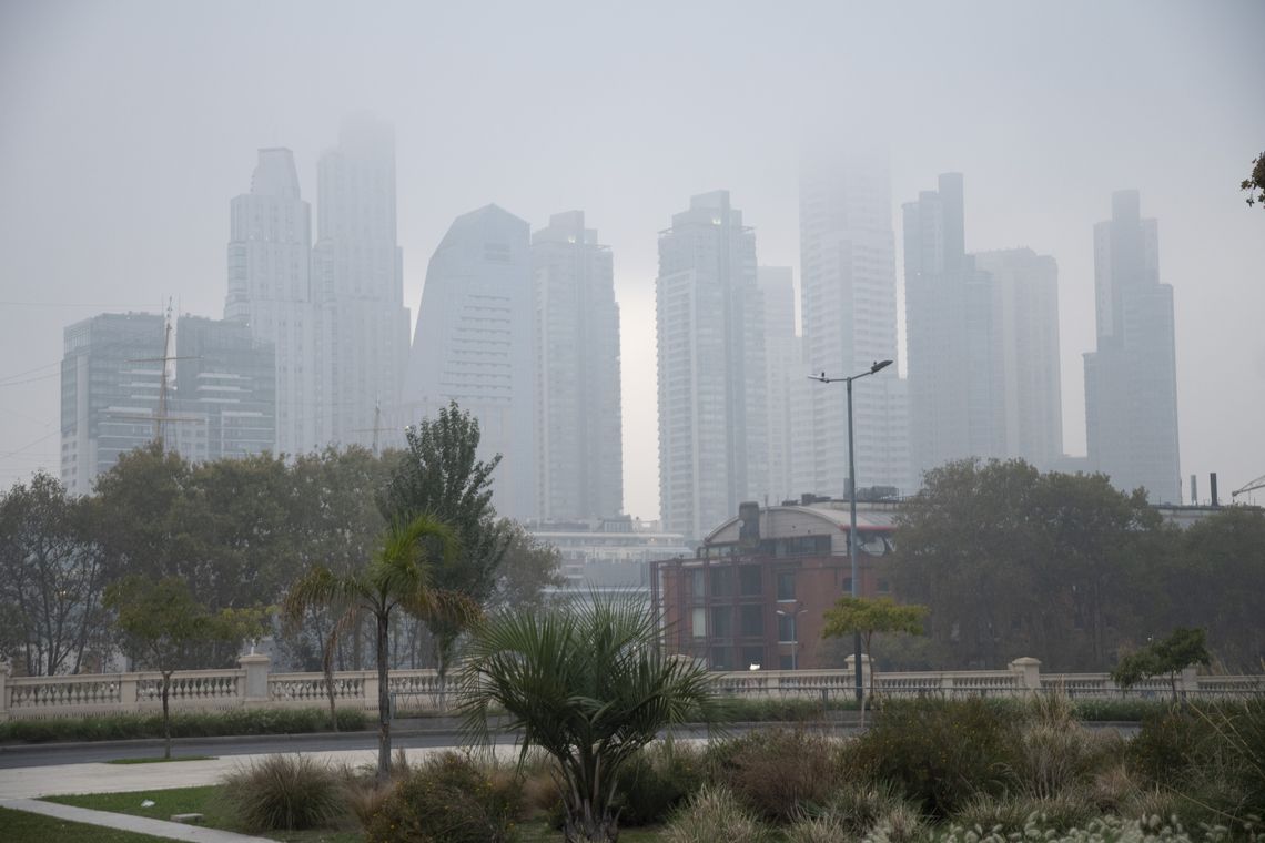 Clima: Jornada con humo y olor a quemado en la Ciudad de Buenos Aires