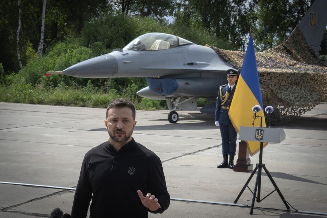 Volodomir Zelenski junto a uno de los primeros caza F-16 de fabricación estadounidense recibidos para reforzar sus defensas