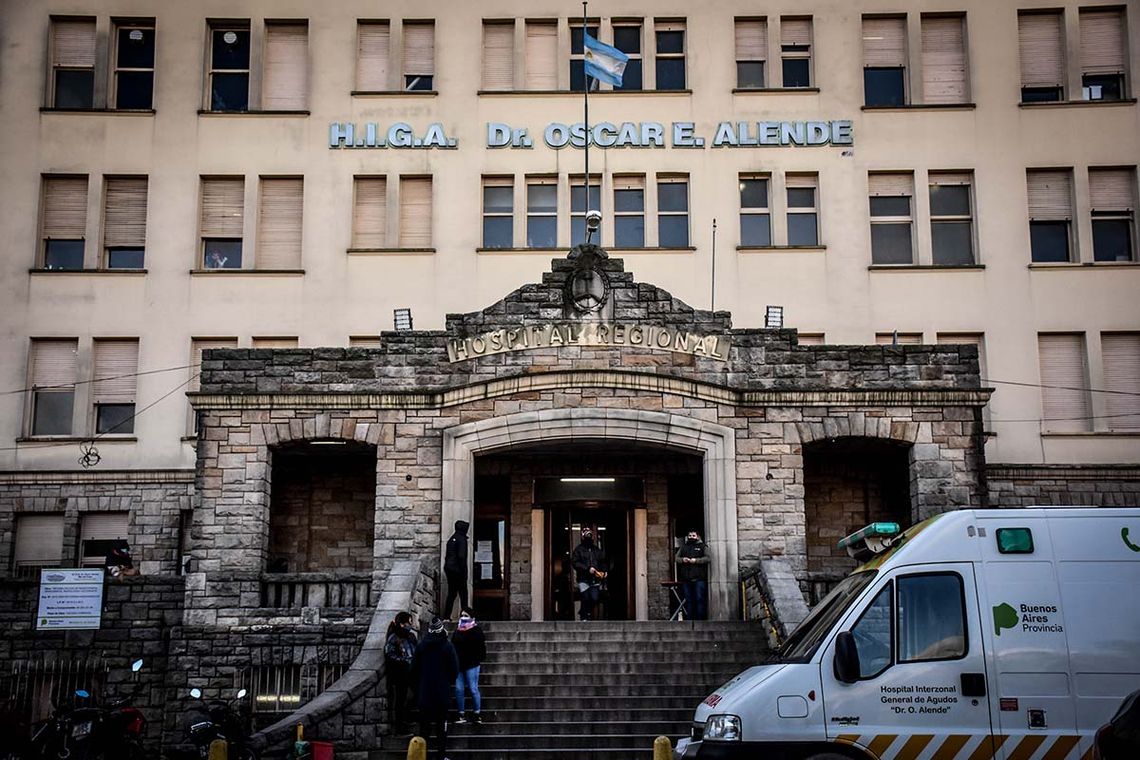 Martín Mora Negretti recibió puñaladas en la espalda y fue trasladado en una ambulancia del SAME al Hospital Interzonal General de Agudos (HIGA)