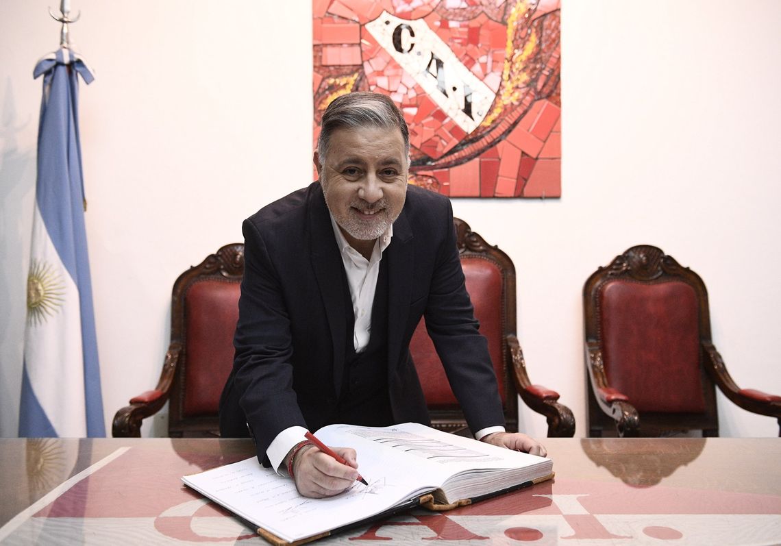 Fabián Doman firma el acta que lo consagró como nuevo presidente de Independiente
