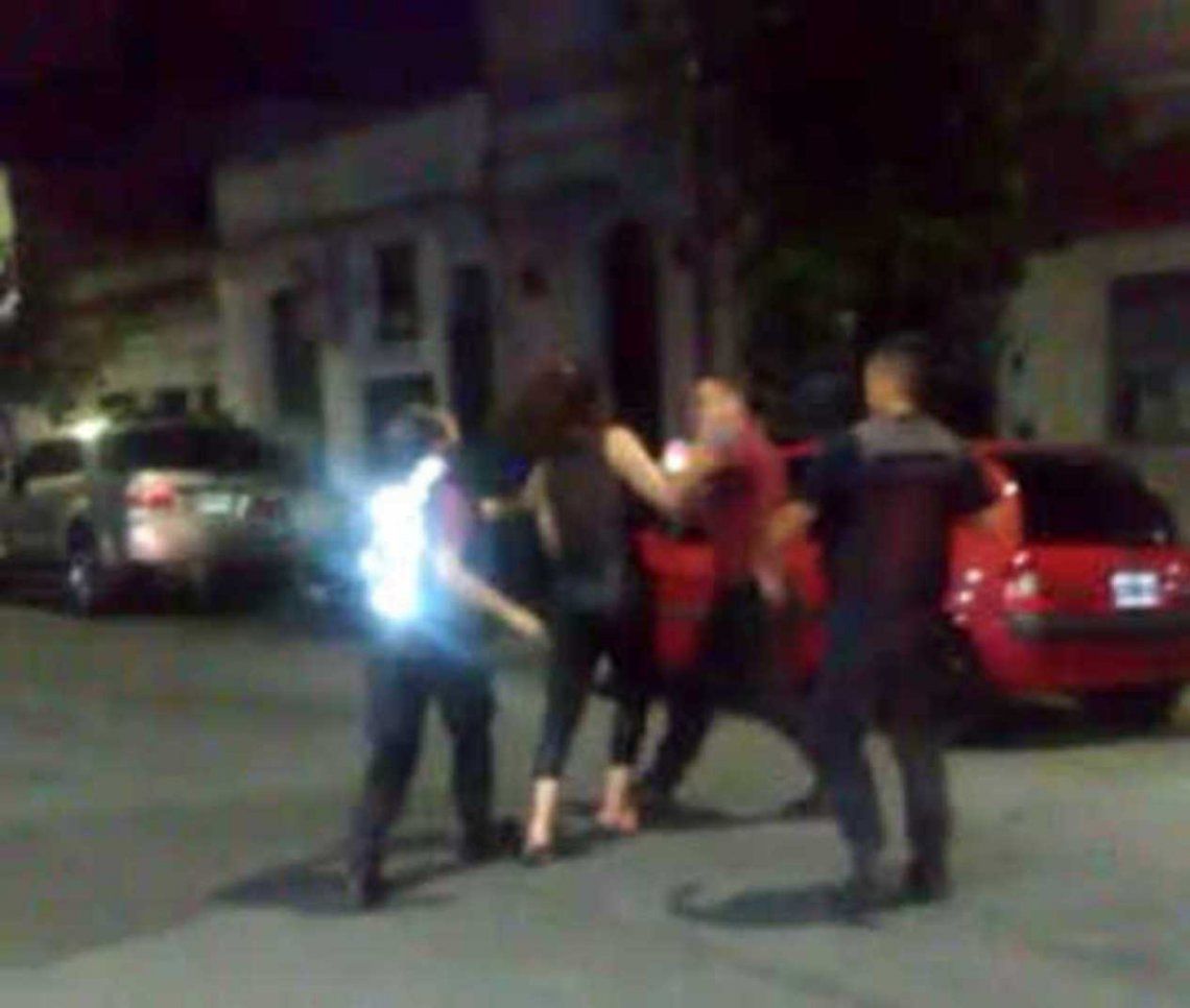 Una mujer agrede y muerde a policías tras volcar su auto