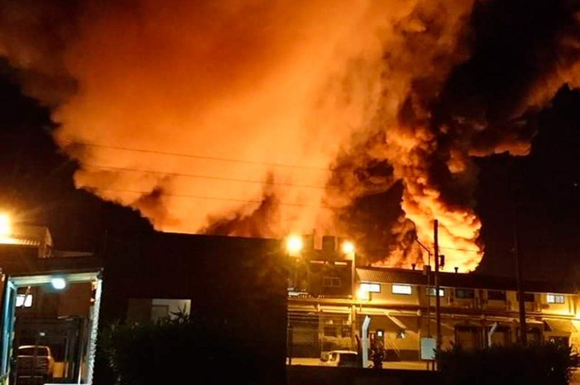 Garin: 20 dotaciones de bomberos combaten incendio en fábrica de aerosoles