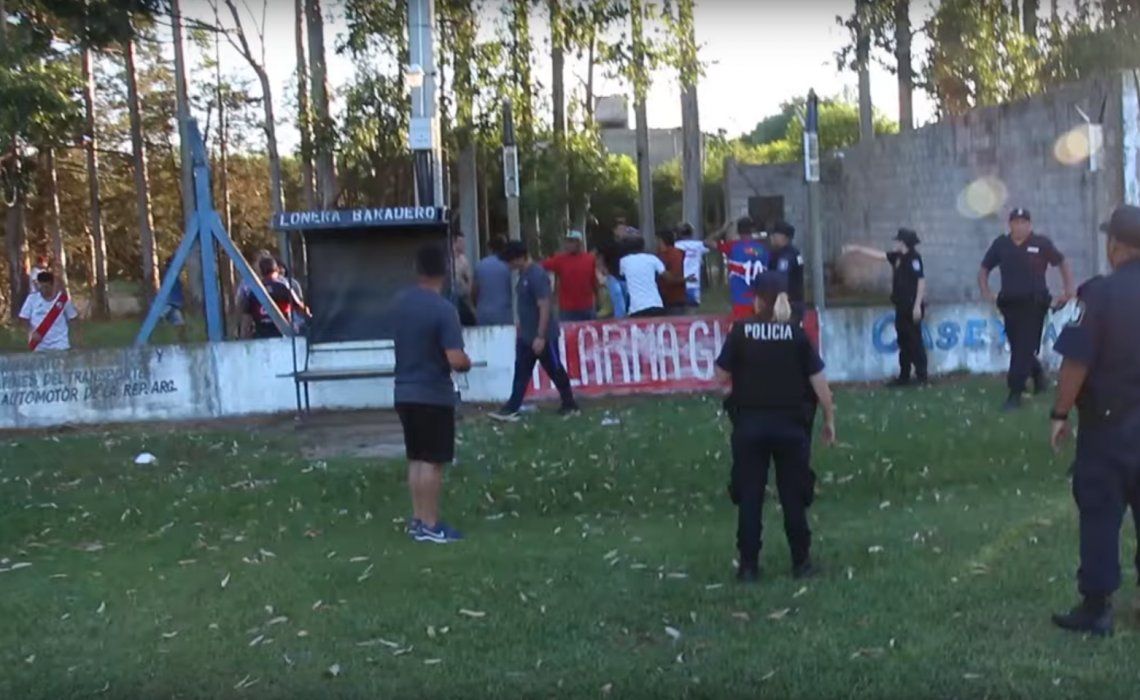 El fútbol se volvió a teñir de violencia: brutal batalla campal en un partido por la Copa Ciudad de Baradero