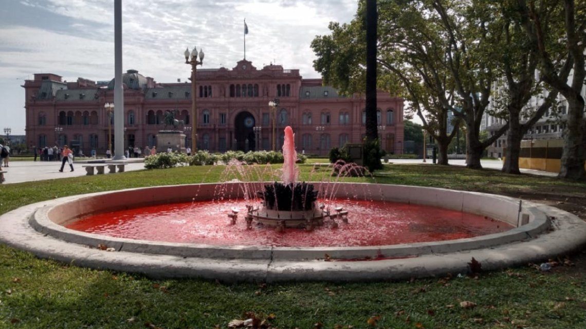 Tiñeron de rojo el agua de las fuentes de Plaza de Mayo en homenaje a Nisman