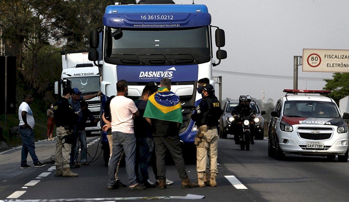 Brasil: camioneros ultraderechistas bloquean rutas en apoyo a Bolsonaro