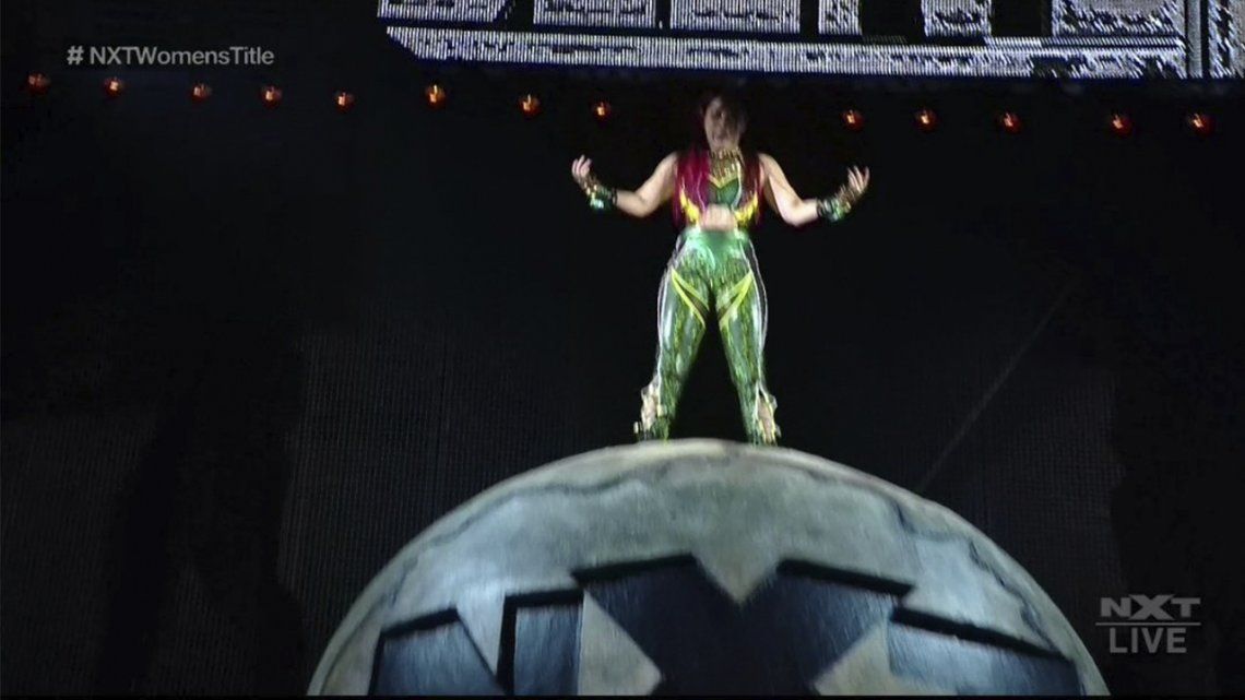 WWE: Increíble salto de una luchadora desde una calavera.