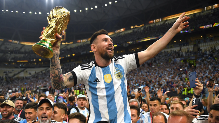 Leo en los festejos de Qatar 2022.