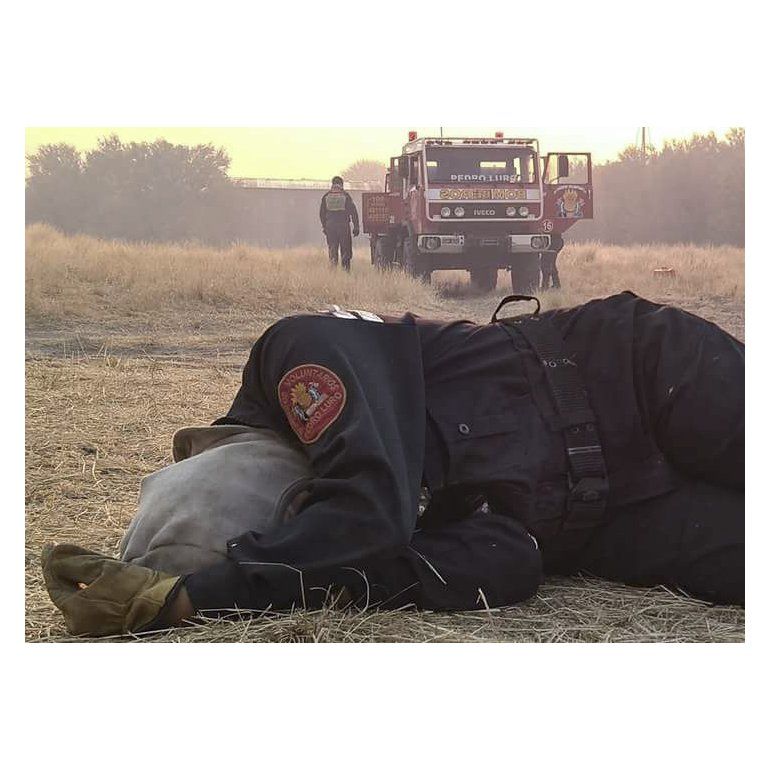 La bombero agotada, la foto viral que refleja el incendio pampeano