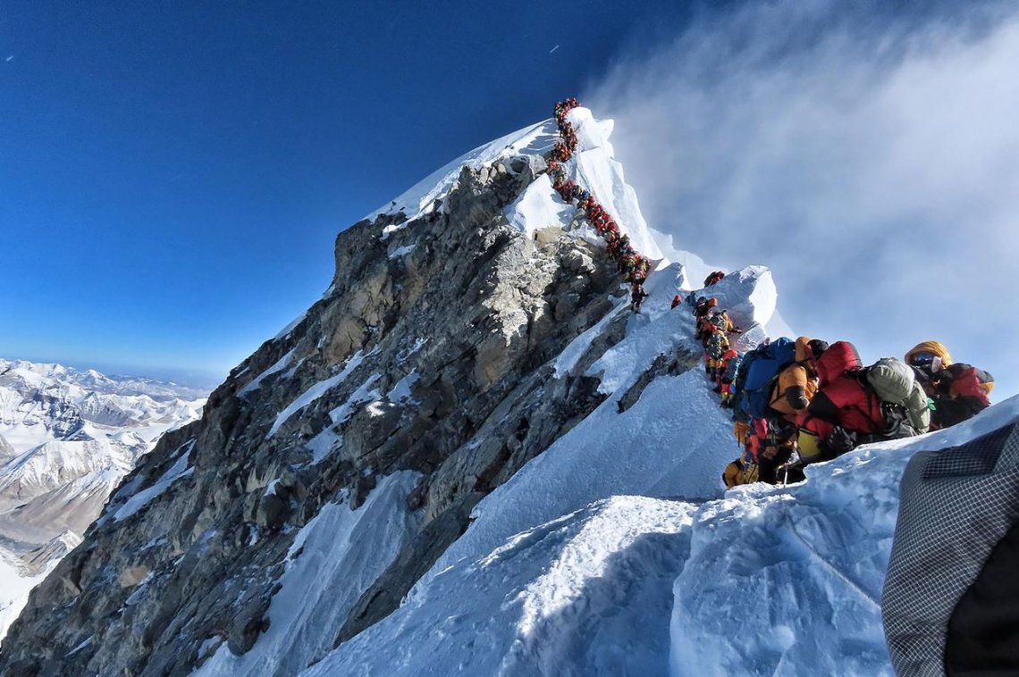 Insólita congestión humana para llegar a la cima del Monte Everest