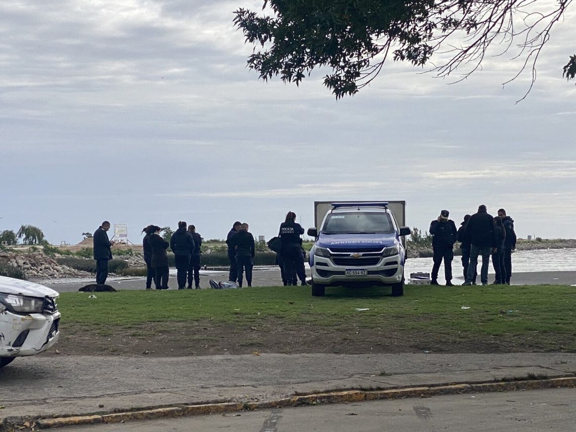 Quilmes: encontraron el cadáver de un hombre maniatado en la costanera.