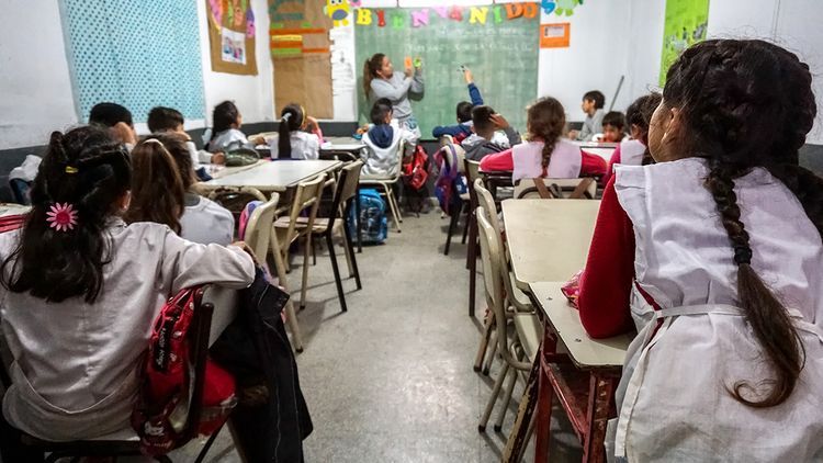 Expertos advierten que la educación mantiene su importancia estratégica, aunque no logra instalarse entre las principales preocupaciones de la sociedad.
