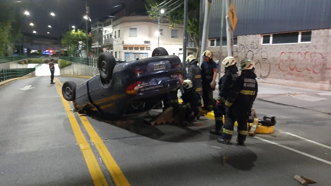 Un conductor alcoholizado volcó con su auto en Chacarita.