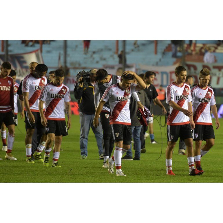 La decepción de los jugadores de River al finalizar el partido. (Foto: Walter Papasodaro / Diario Popular)