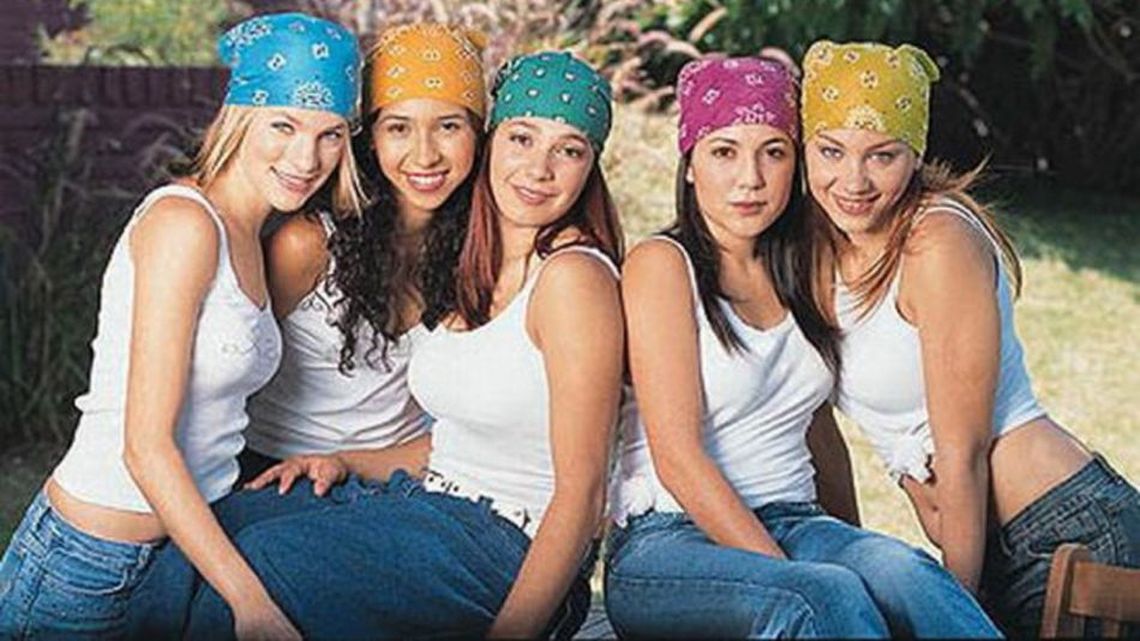 Bandana fue un grupo musical que explotó 25 años atrás y que tenía 5 integrantes: Lowrdez, Ivone, Lissa, Virginia y Valeria. Bandana fue un grupo musical que explotó 25 años atrás y que tenía 5 integrantes: Lowrdez, Ivone, Lissa, Virginia y Valeria.