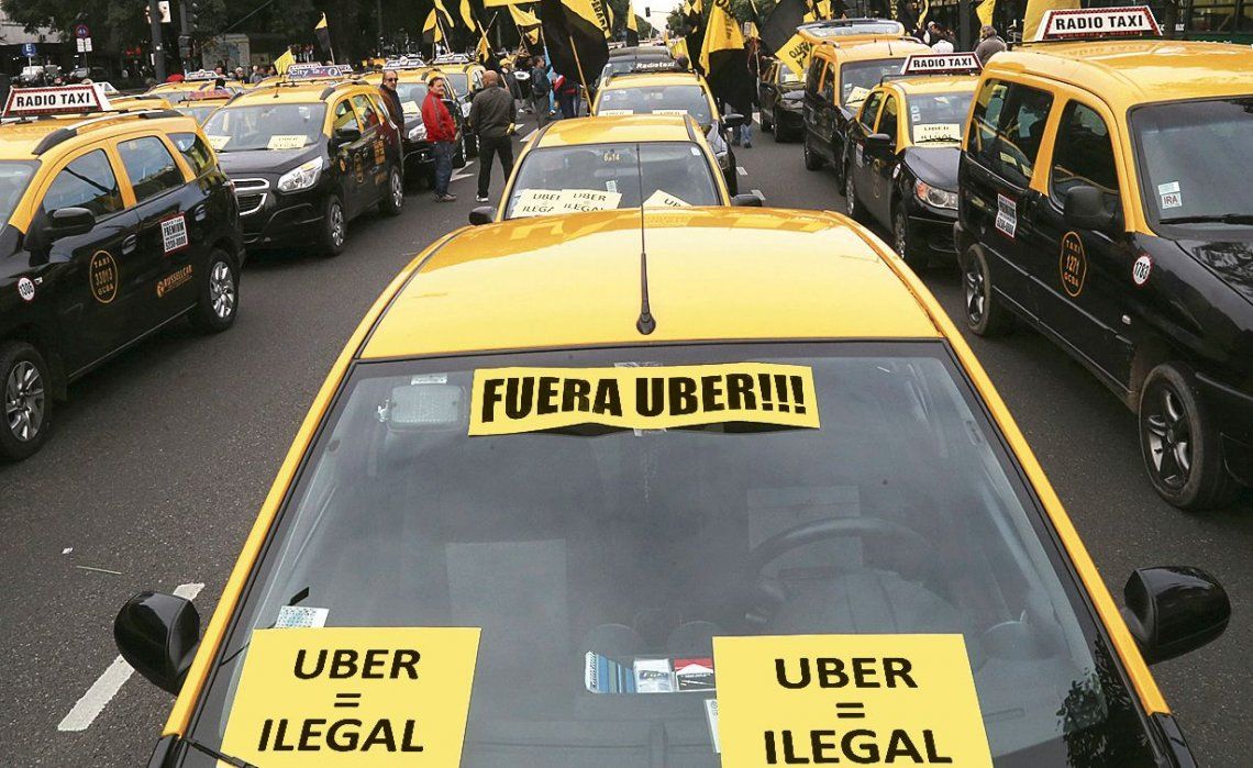 dLa polémica entre Uber y los taxistas crece día a día.