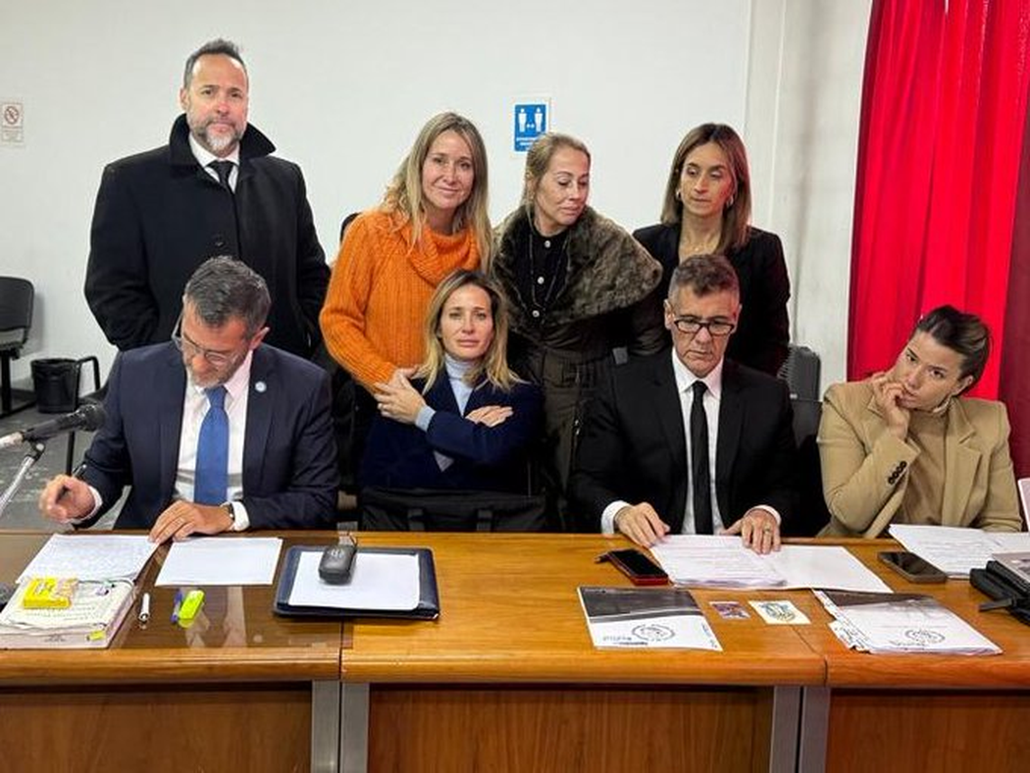 Julieta Prandi, con su familia y su abogado. 