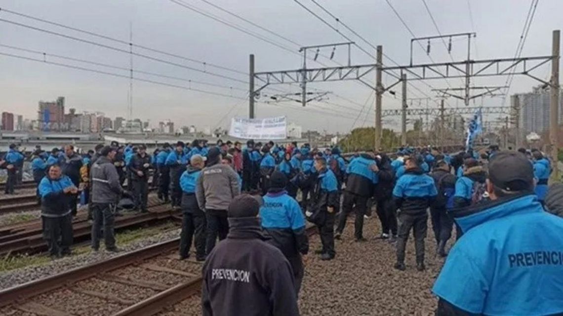 El reclamo es el pase a planta permanente de casi 300 trabajadores a la empresa Trenes Argentinos y seguimos sin tener respuestas
