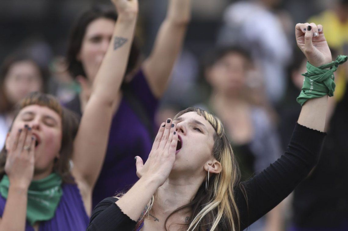 Multitudinaria marcha a Plaza de Mayo en repudio al fallo que dejó libre a los femicidas de Lucía Pérez