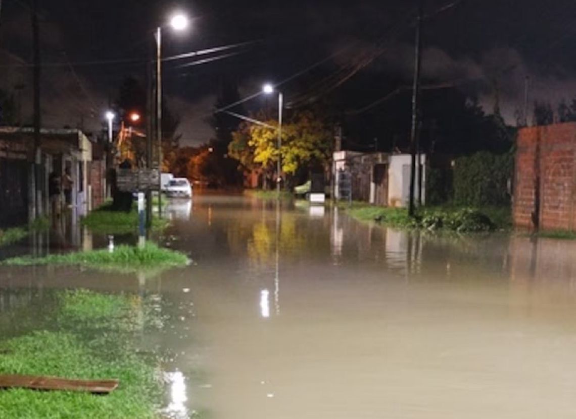 Empezó a llover fuerte durante la noche del domingo y no paró durante gran parte de este lunes.