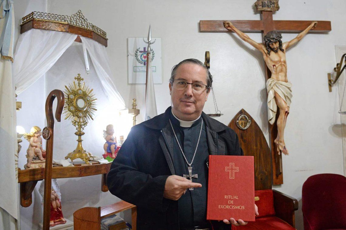 Un obispo luterano afirma que realizó 1200 exorcismos y planea fundar una escuela