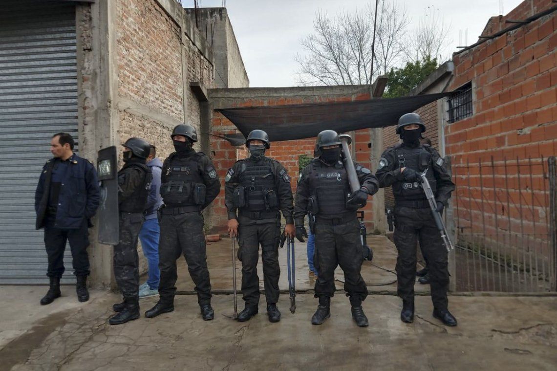 La Matanza: detuvieron a 10 personas una banda narco que tenían vehículos, municiones y casi 2000 entradas truchas de la B Nacional