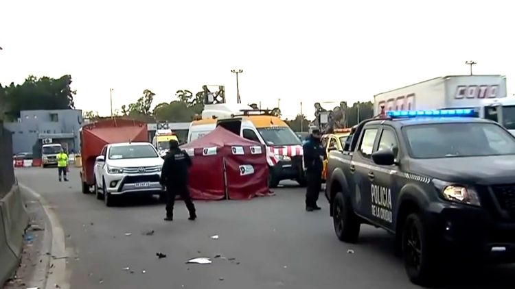 La tragedia ocurrió en la autopista Perito Moreno, a la altura del peaje Parque Avellaneda. El conductor que atropelló a las víctimas escapó y es buscado por la Policía. Foto: Captura TN
