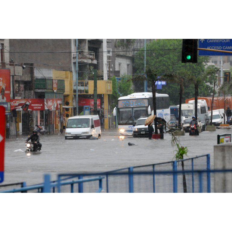 Dos muertos, cinco heridos y más de 3400 evacuados por el temporal