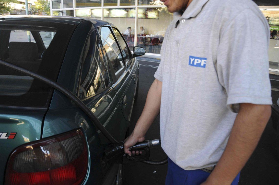 A partir de hoy, YPF y Shell bajan 1,5% los precios de las naftas súper y premium