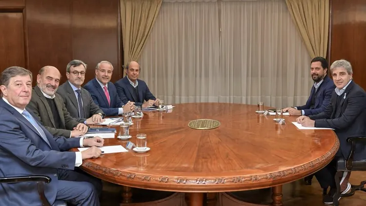 La UIA se reunió con Luis Caputo y Pablo Lavigne.&nbsp;