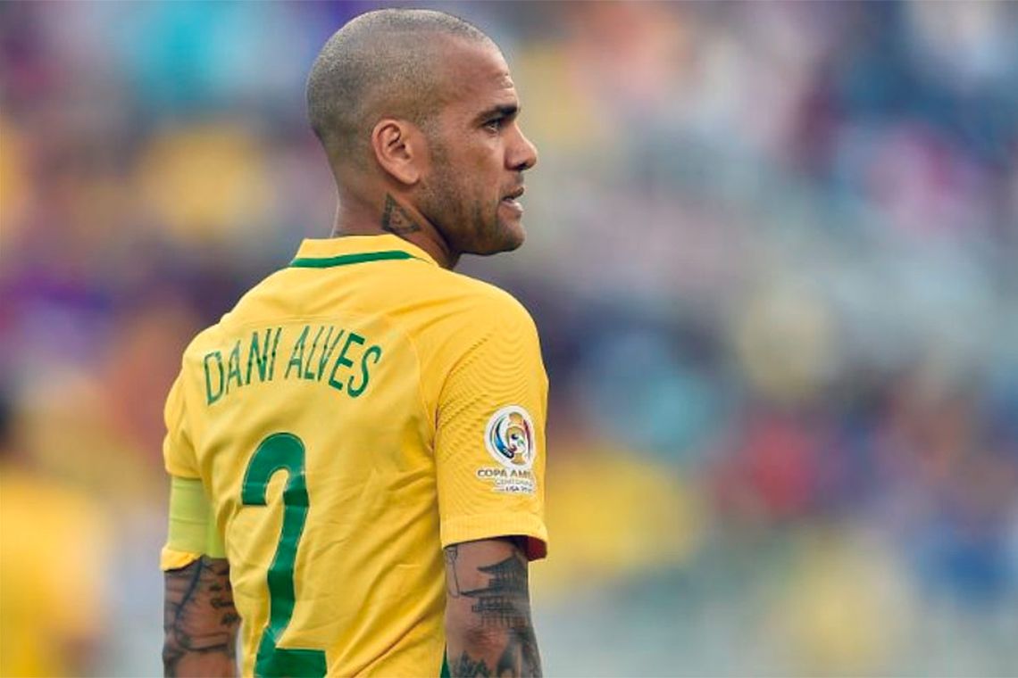 Dani Alves puede convertirse en el más veterano en lucir la camiseta de Brasil en un Mundial de fútbol. Archivo.   