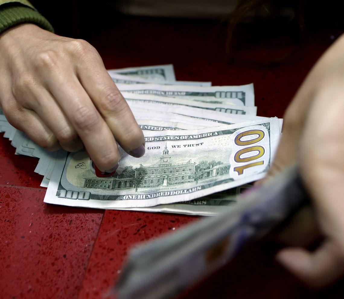 El dólar se fortalece y complica a otros países