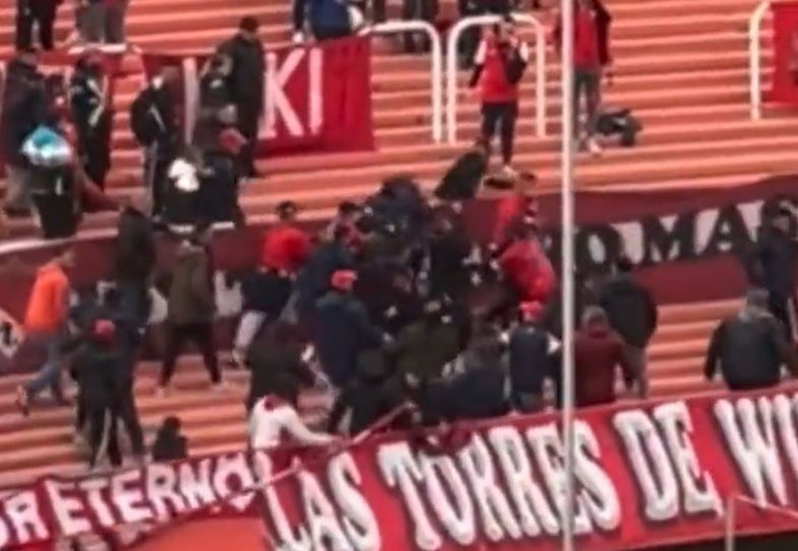 Incidentes en la tribuna de Independiente durante el duelo con Godoy Cruz.