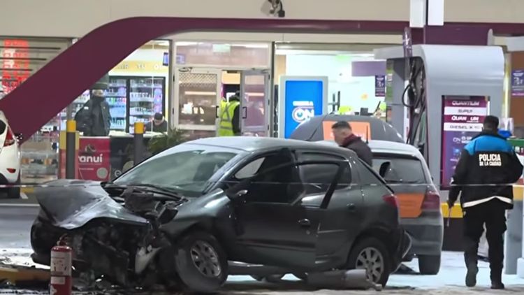 El Peugeot 207 se incendió parcialmente en la zona del motor.