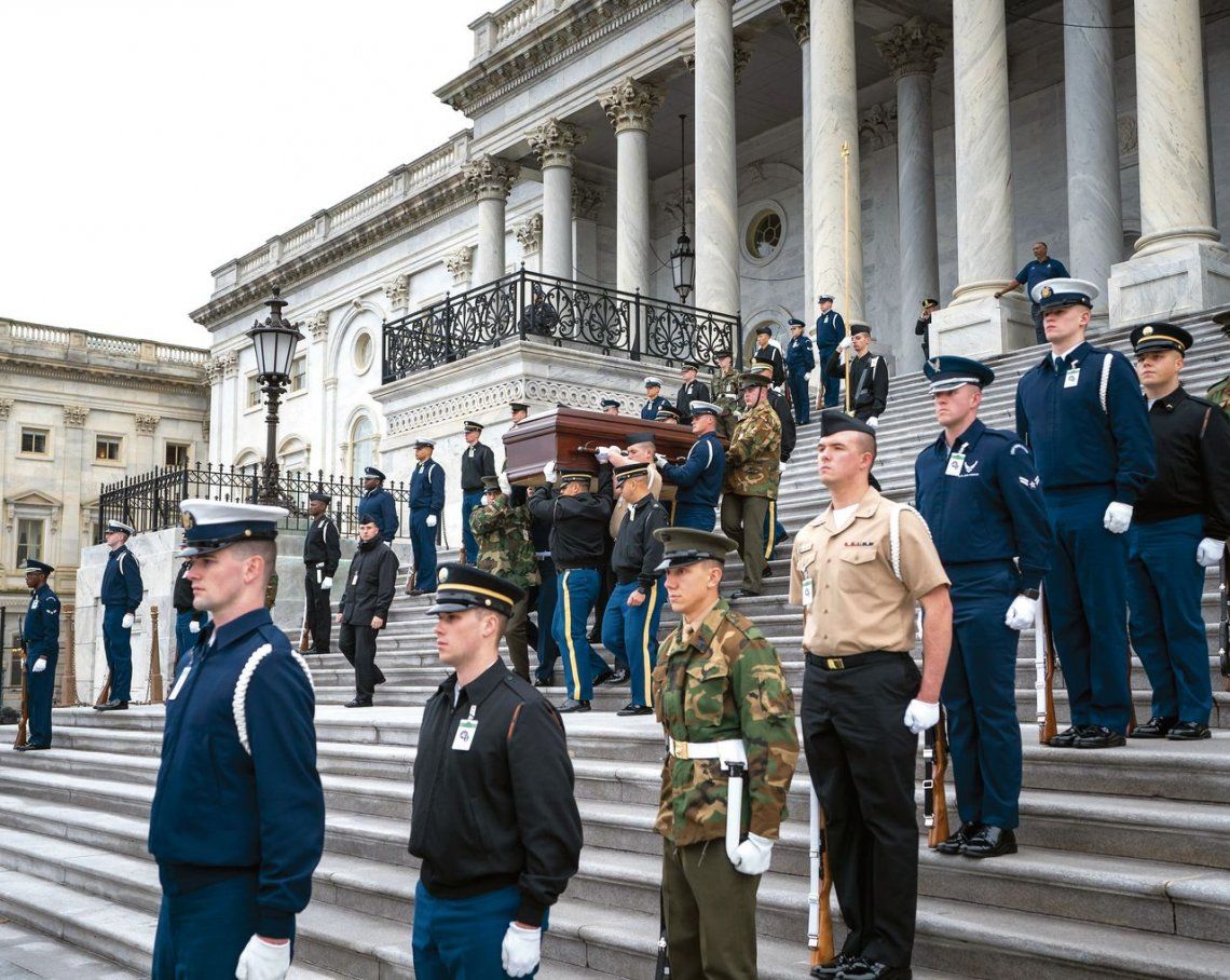 Miembros del servicio conjunto ensayan lo que será el funeral de Bush.