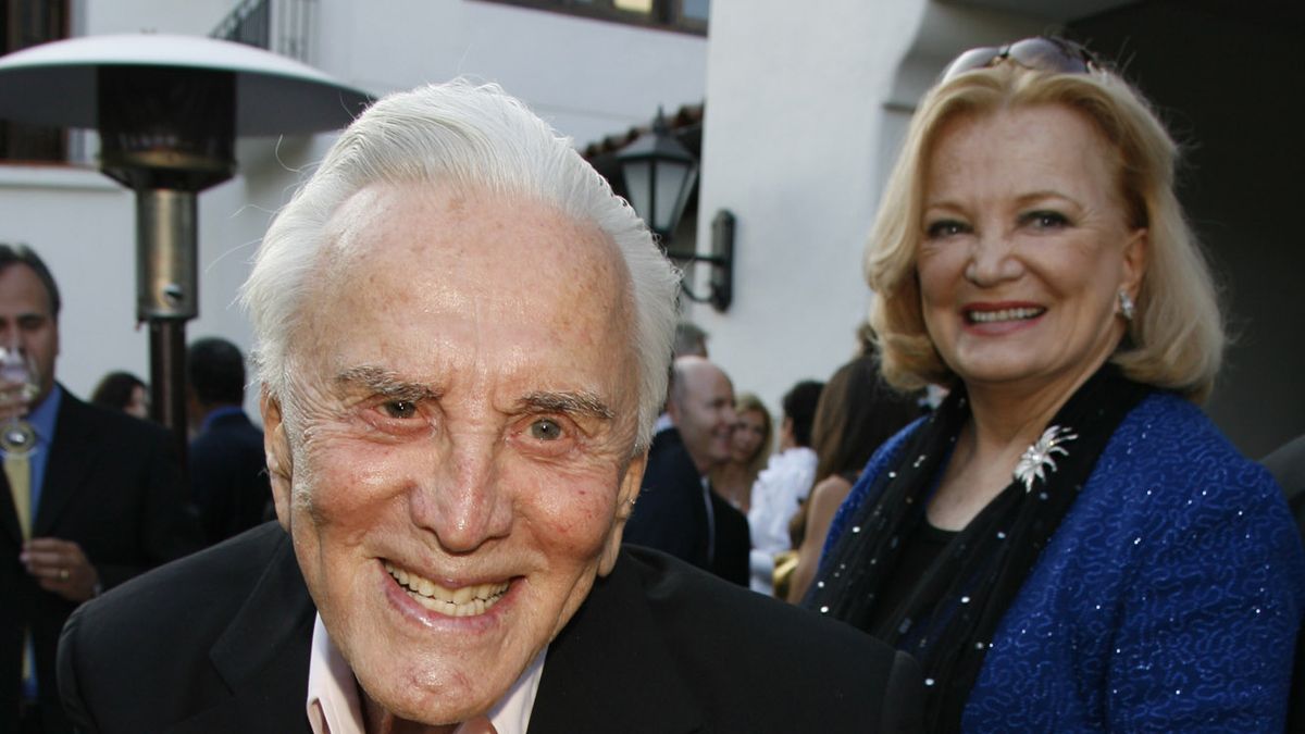 a-los-95-a-os-kirk-douglas-edita-un-e-book-con-sus-memorias