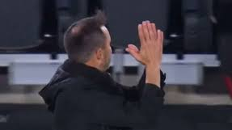 El técnico pidiendo disculpas de cara a la tribuna.