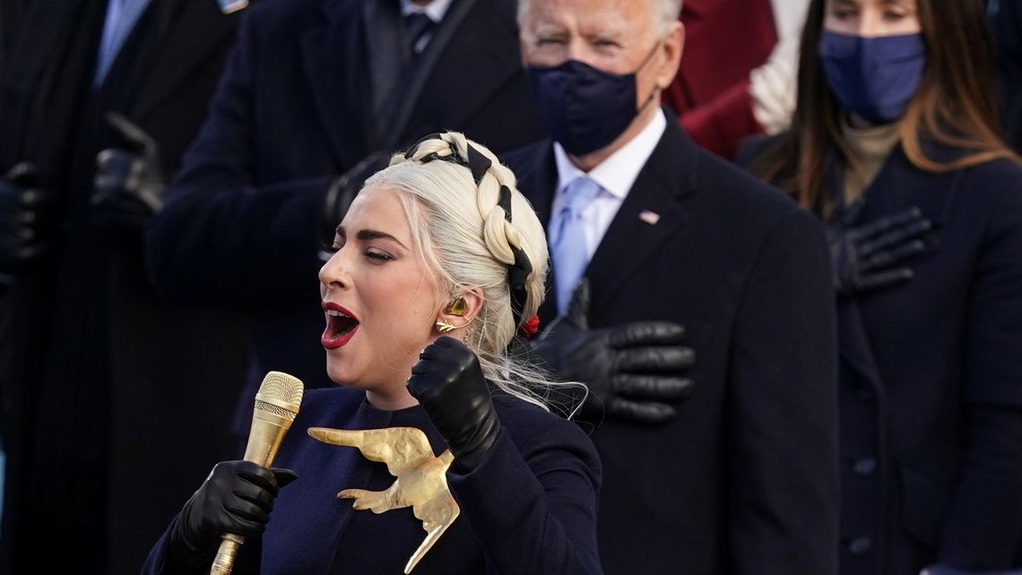 Lady Gaga usó un vestido antibalas en la asunción de Biden
