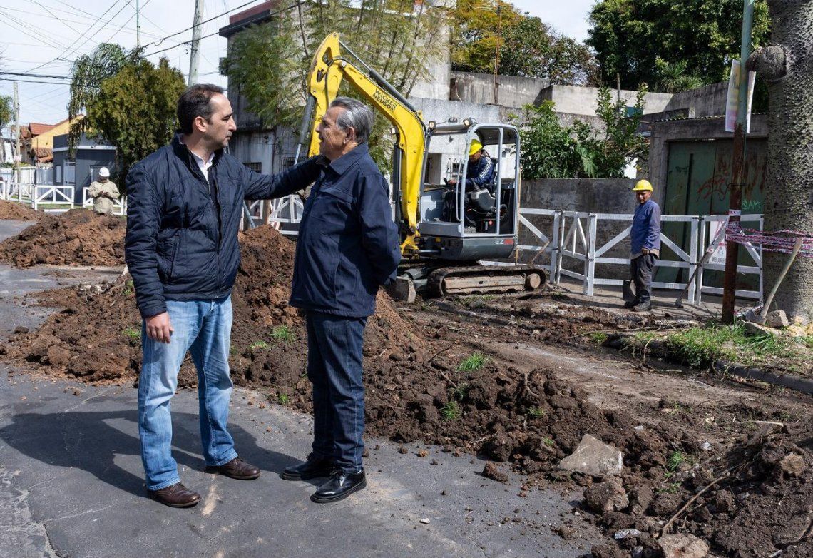 Tagliaferro recorrió las obras que se realizan en la calle Bulnes y dialogó con los vecinos.