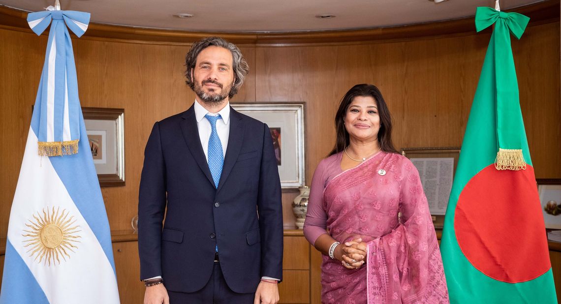 El canciller Santiago Cafiero con la embajadora de Bangladesh Sadia Faizunnesa 