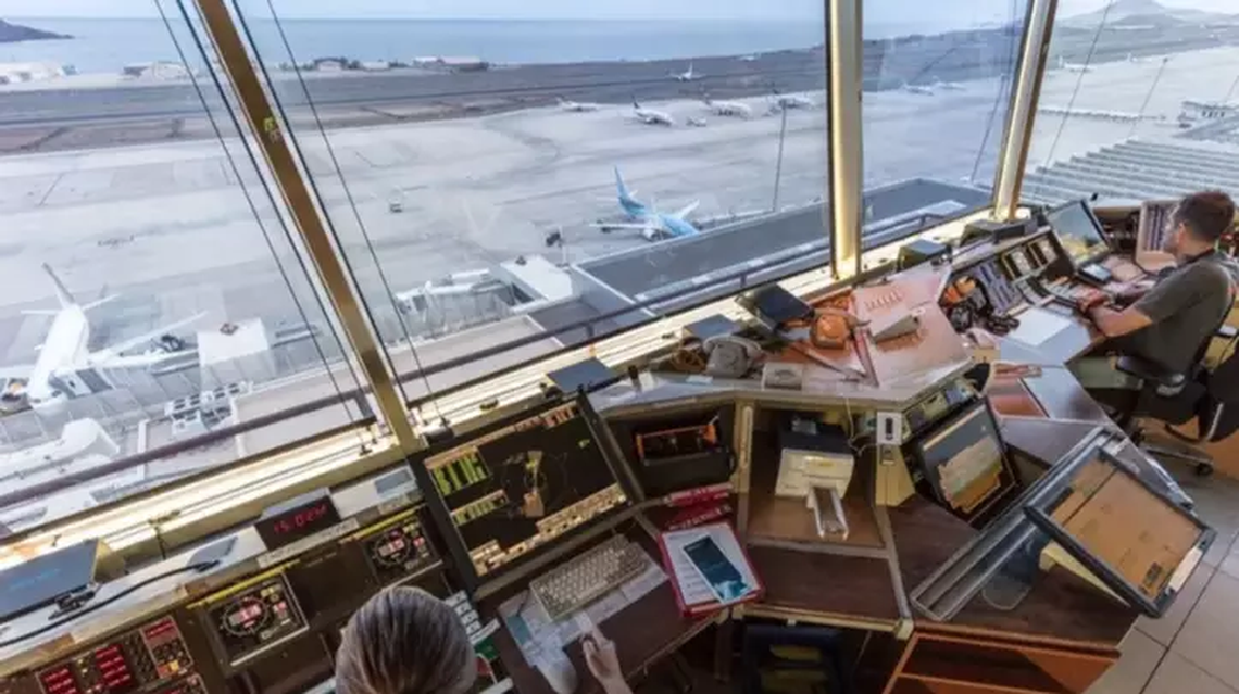 La prórroga impide medidas de fuerza de los controladores aéreos y busca garantizar el normal funcionamiento del sistema aéreo. La prórroga impide medidas de fuerza de los controladores aéreos y busca garantizar el normal funcionamiento del sistema aéreo.