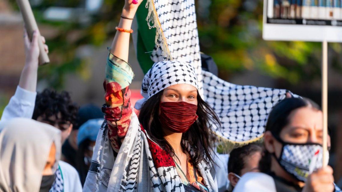 La modelo participó de una marcha en apoyo a Palestina el pasado domingo.