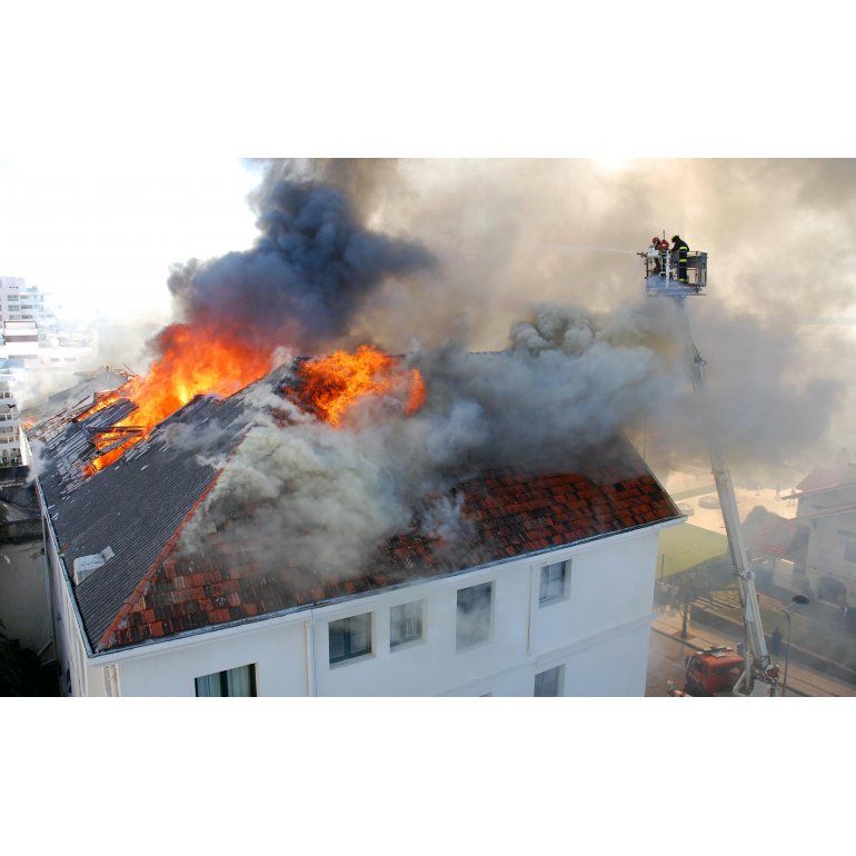 Fuerte incendio en el emblemático ex hotel Biarritz de Punta del Este