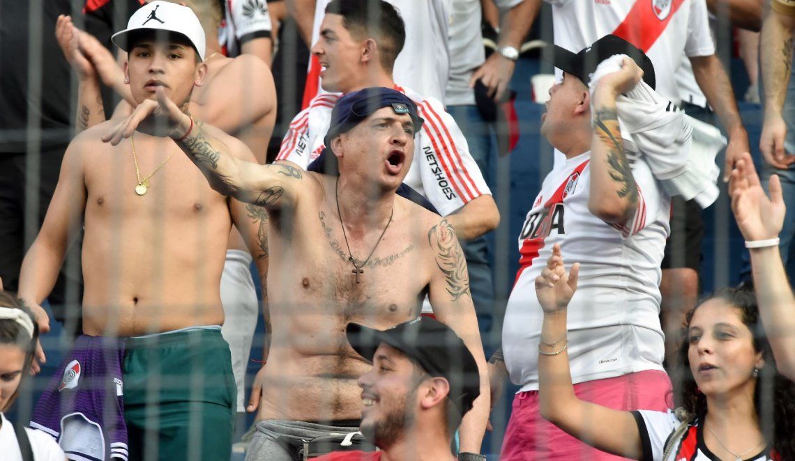 Varios hinchas de River Plate fueron detenidos en la previa del duelo ante Cerro Porteño en Paraguay por estar alcoholizados